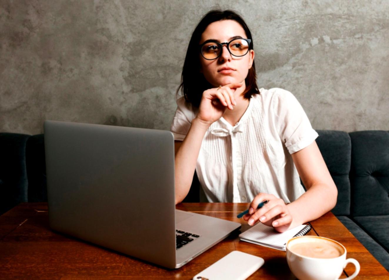 Bureau moderne avec vues sur graphiques et analyses